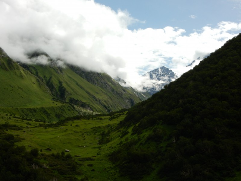 绵延不断雄伟的高山自然风景图片