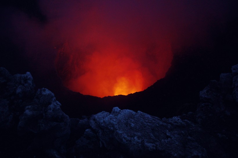 磅礴噴發(fā)的火山風(fēng)景圖片