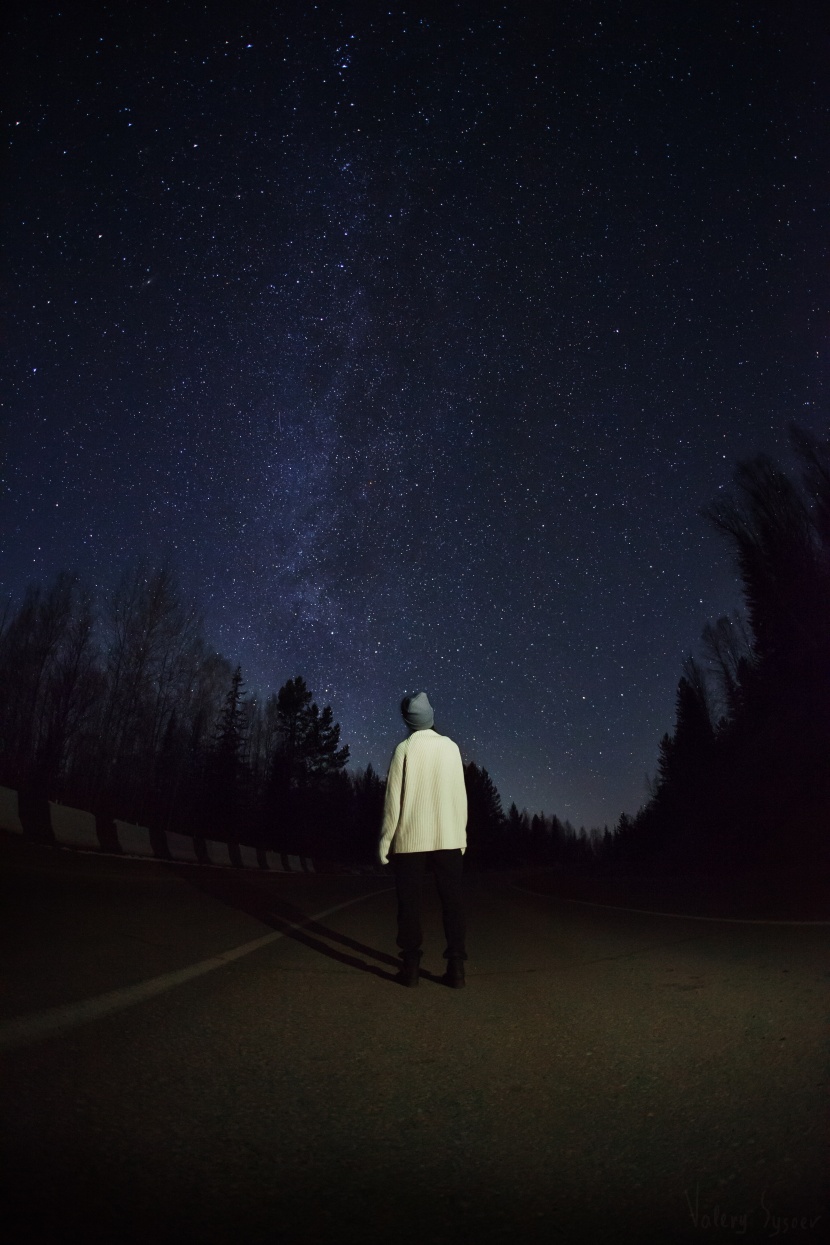 布满星星的夜空图片