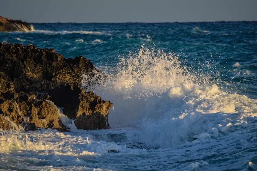 波濤洶涌的海浪風(fēng)景圖片