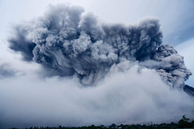 磅礴喷发的火山风景图片