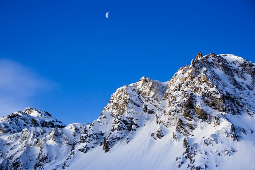 积雪的山峰图片