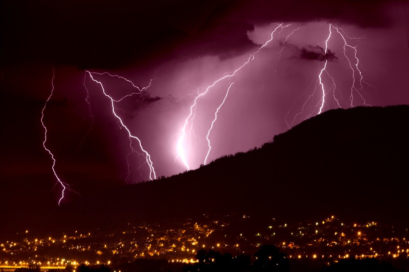 電閃雷鳴的夜空景象圖片