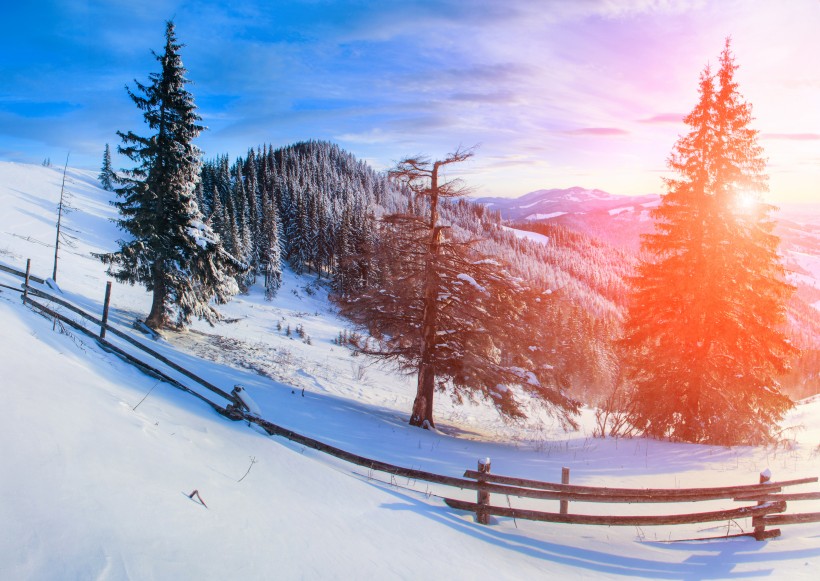 雪山上的夕陽景觀圖片