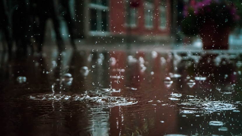 急速下落的雨滴图片