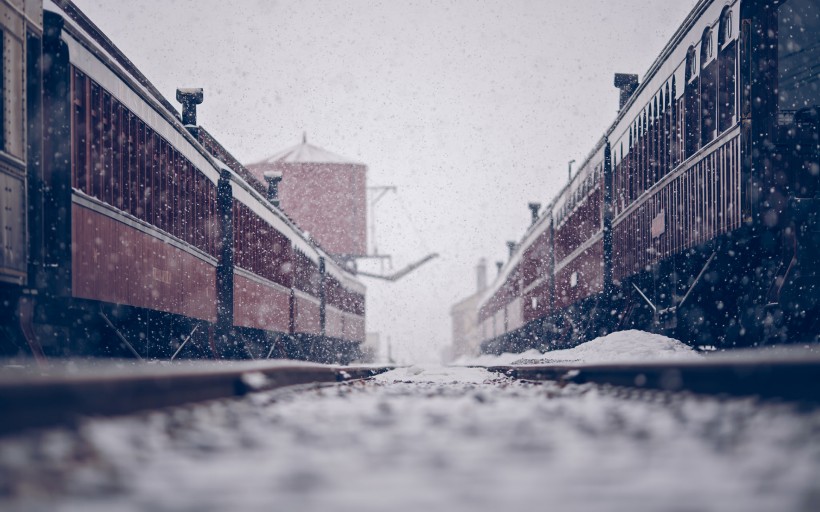 大雪纷飞的冬季美景图片