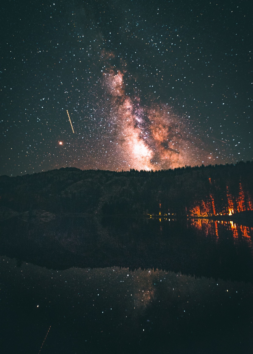 布满星星的夜空图片