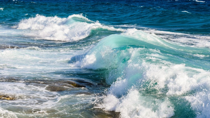 洶涌澎湃的大海海浪風景圖片