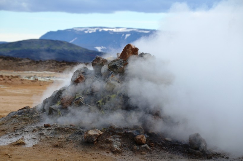 強(qiáng)勢(shì)噴發(fā)的火山風(fēng)景圖片