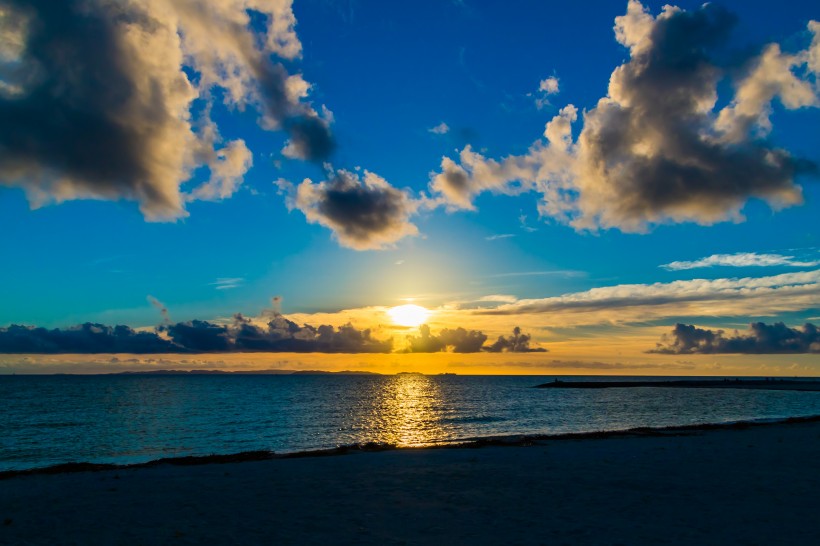 海平面的夕阳图片