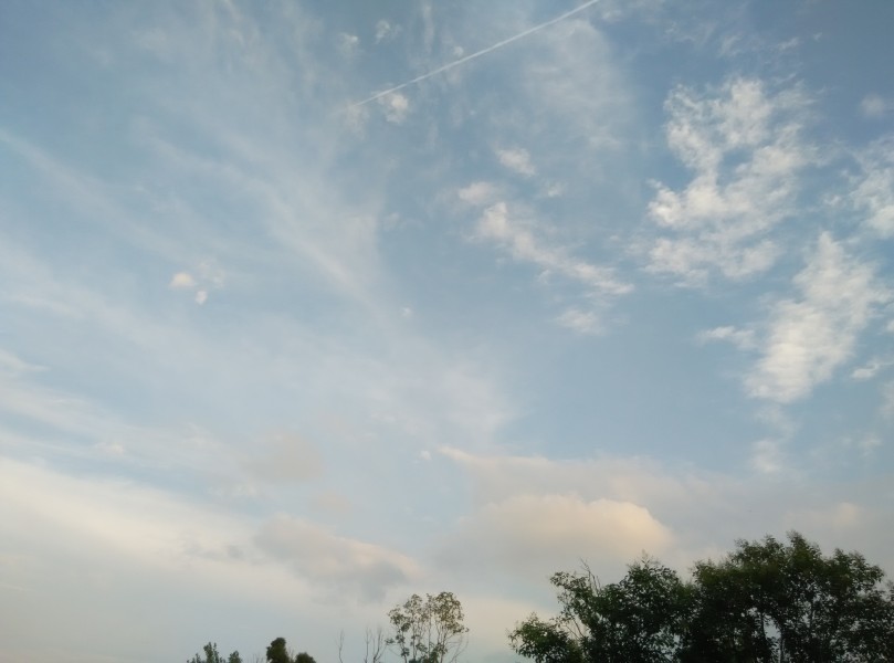 天空中飘动的白云图片