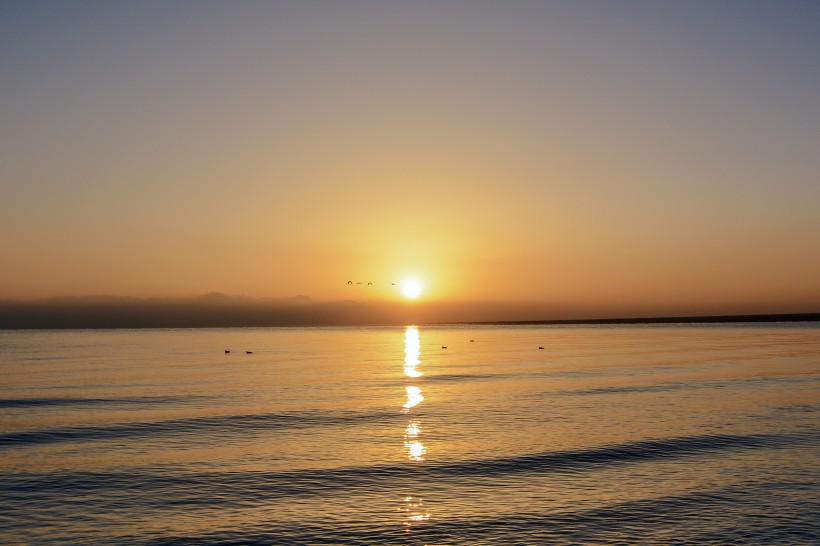 青海湖日出风光图片