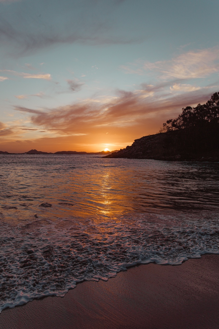 夕陽(yáng)下的海灘圖片