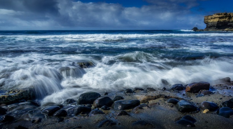 海浪翻涌的海灘圖片