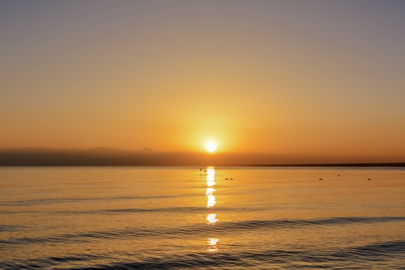 青海湖日出風(fēng)光圖片