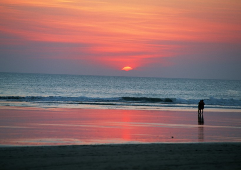 海邊夕陽剪影圖片