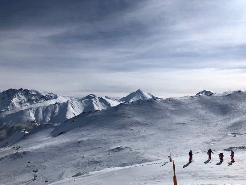安静的雪山滑雪场图片