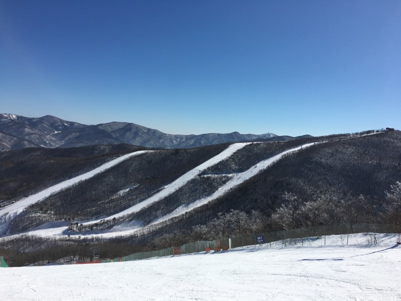 安静的雪山滑雪场图片