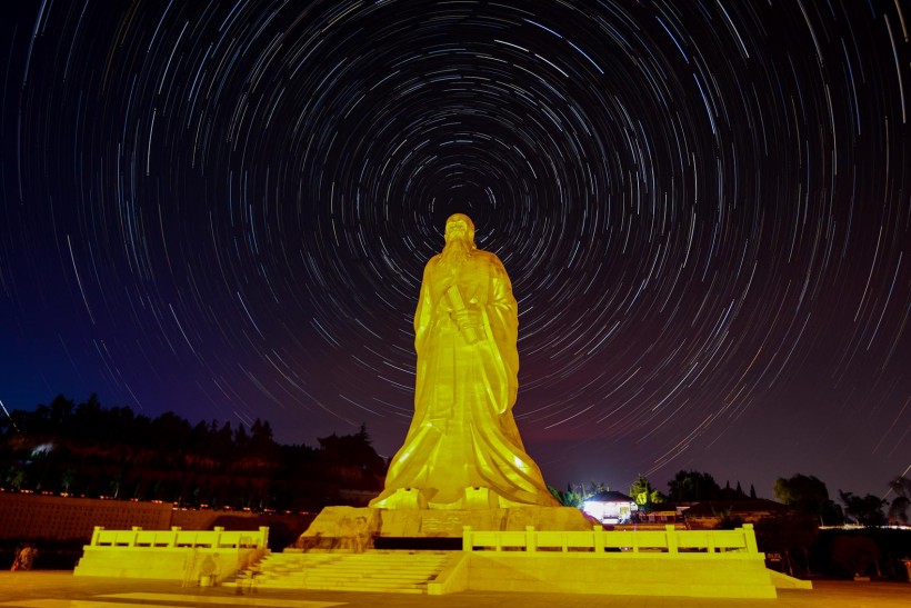 璀璨神奇的星轨风景图片