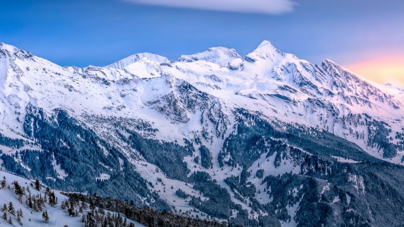 神秘幽靜的雪山風(fēng)景圖片