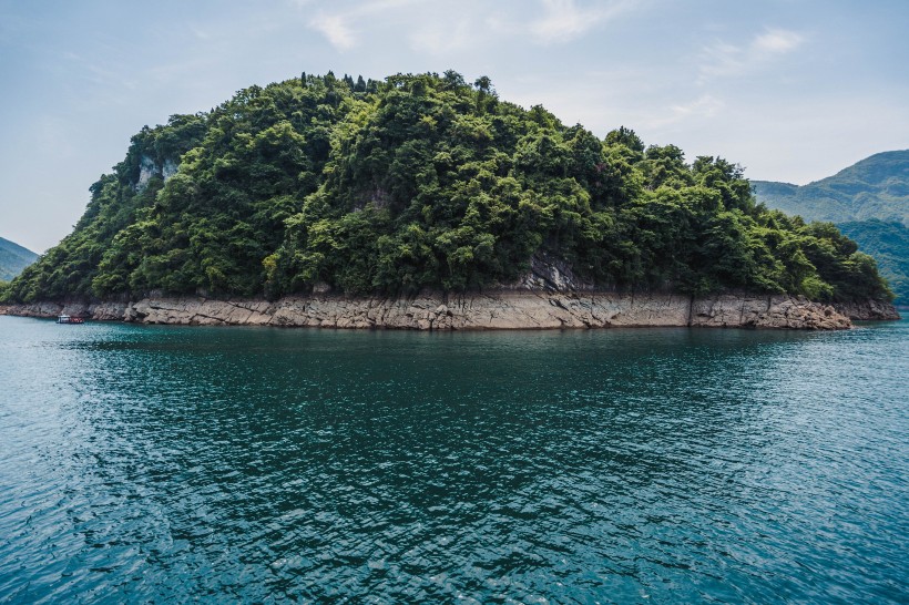 綠山湖泊圖片