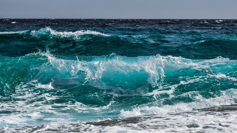 波涛涌汹的海浪风景图片