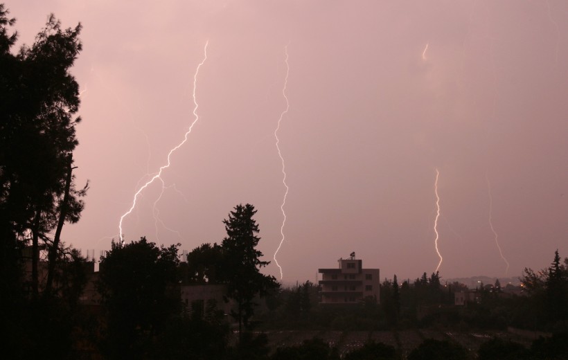 狂暴震撼的雷霆閃電風(fēng)景圖片