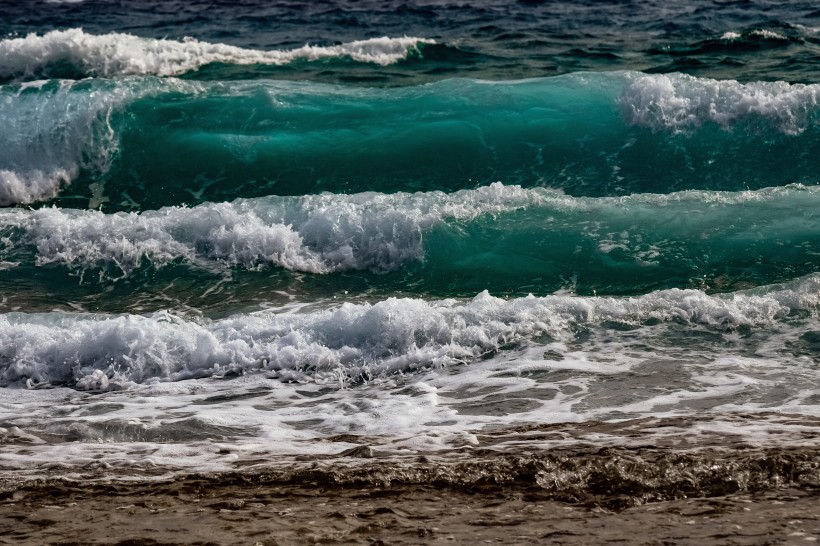 波涛汹涌的海浪风景图片