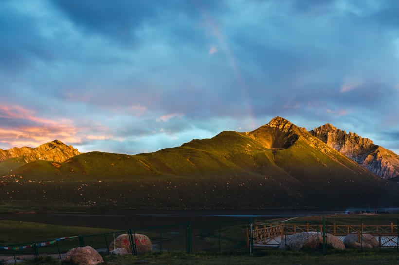 群山峻嶺風(fēng)景圖片