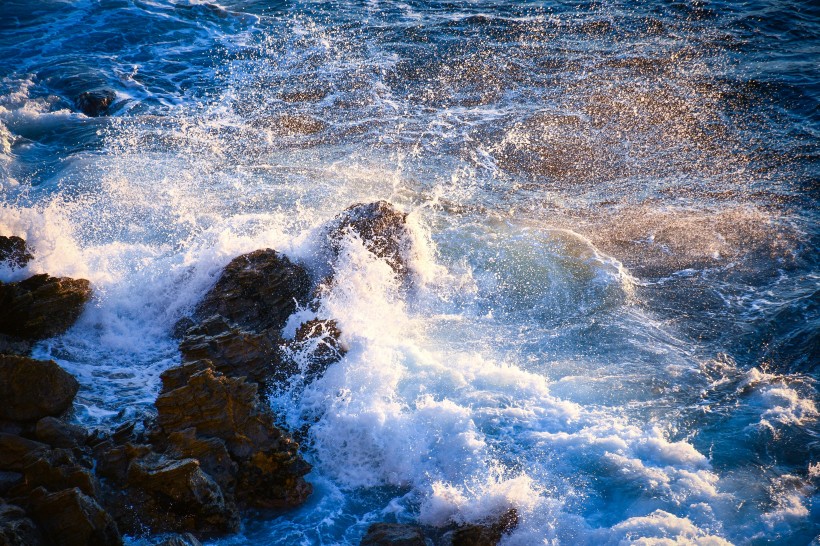 汹涌的海浪图片