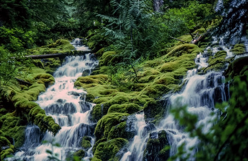 氣勢(shì)磅礴的瀑布風(fēng)景圖片