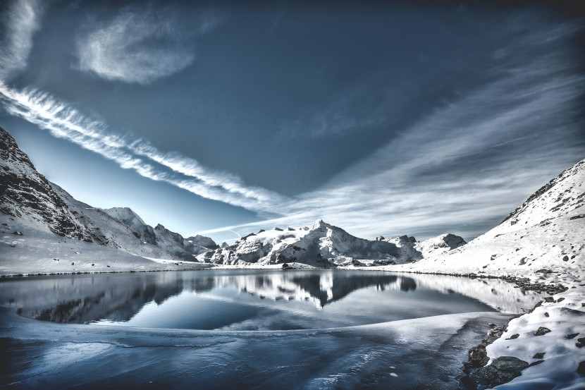 美麗雪山和倒影風(fēng)景圖片