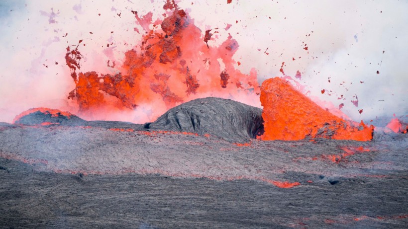 壮观的火山爆发风景图片