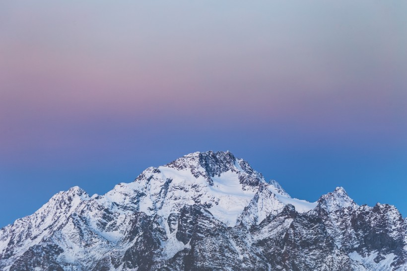 巍峨的雪山圖片