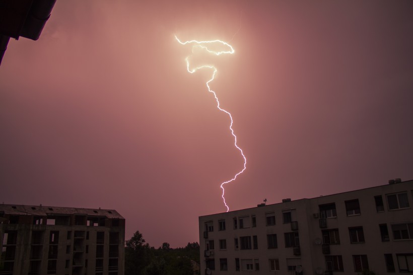 夜晚城市中的閃電圖片