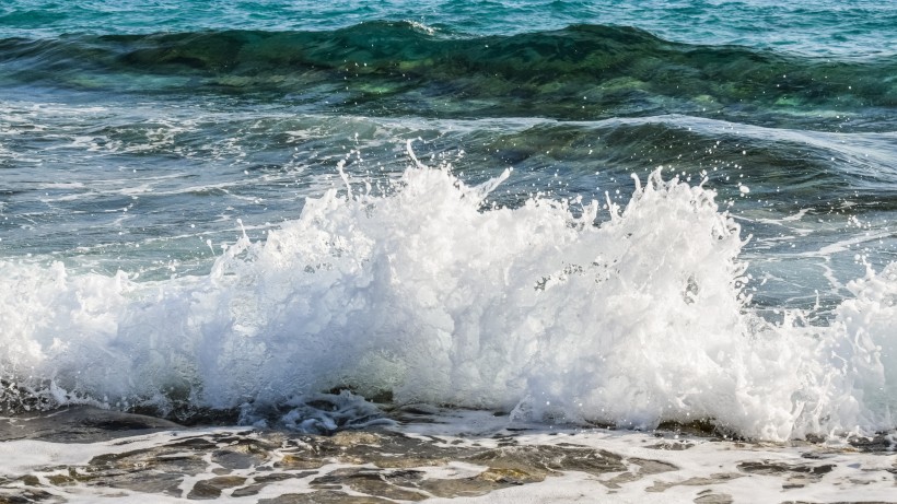 大海中的海浪图片