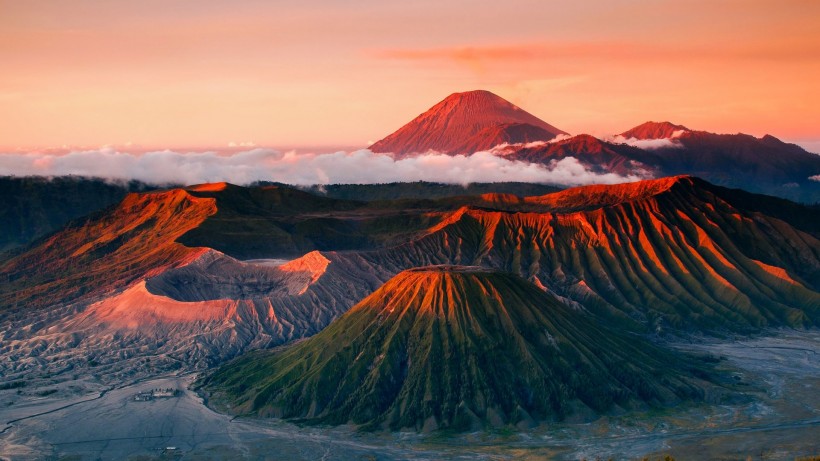 秀麗的山峰山頂風景圖片