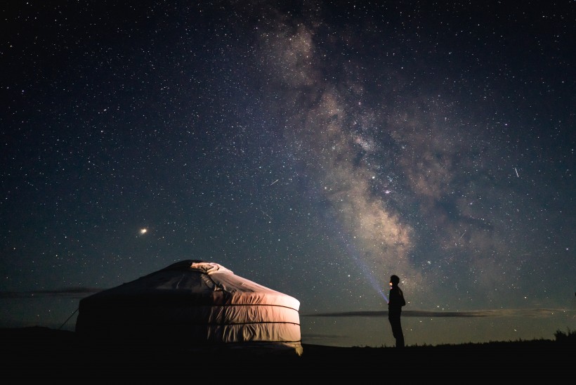 布满星星的夜空图片