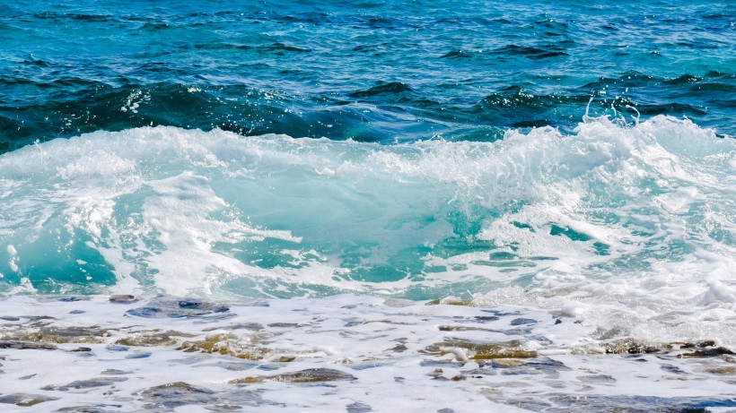 汹涌澎湃的大海海浪风景图片