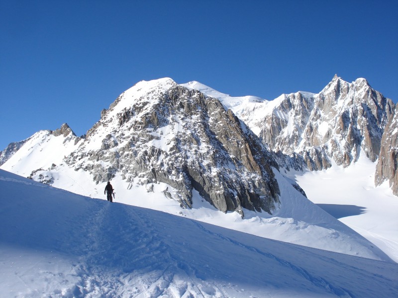 巍峨雄壮的阿尔卑斯雪山图片