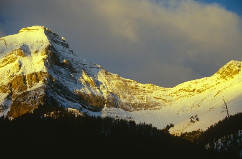 峻峭的雪山图片