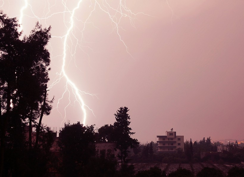 狂暴震撼的雷霆閃電風景圖片