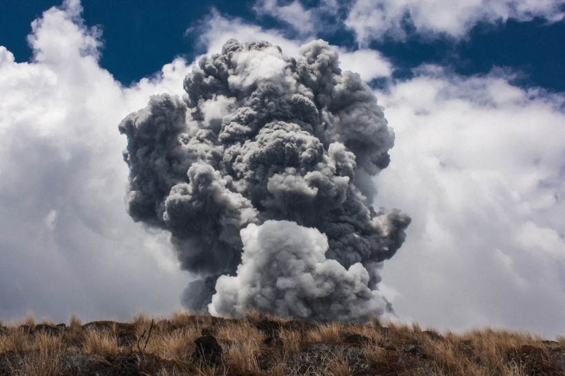 磅礴喷发的火山风景图片