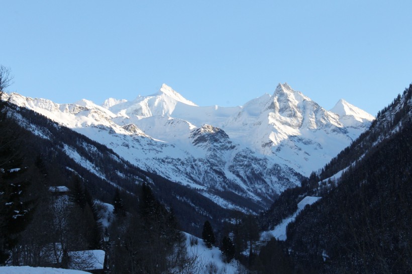 巍峨秀麗的雪山圖片