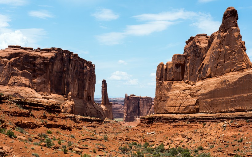 山丘河流风景图片