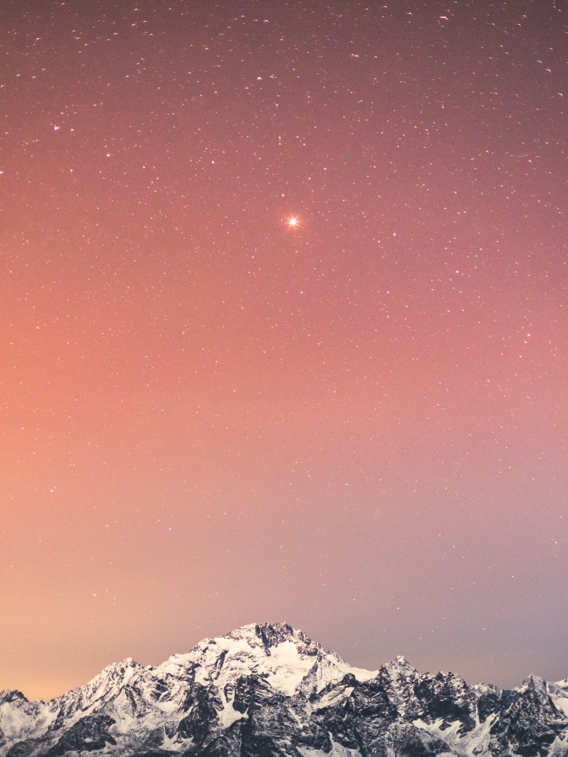 巍峨的雪山图片