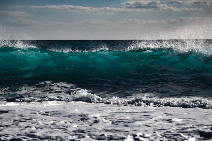 波濤洶涌的海浪風(fēng)景圖片