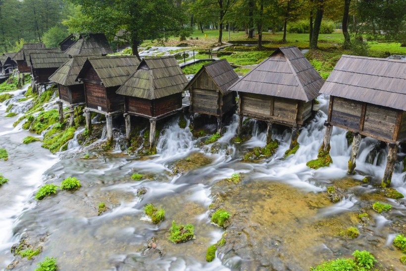 河边木屋景色图片