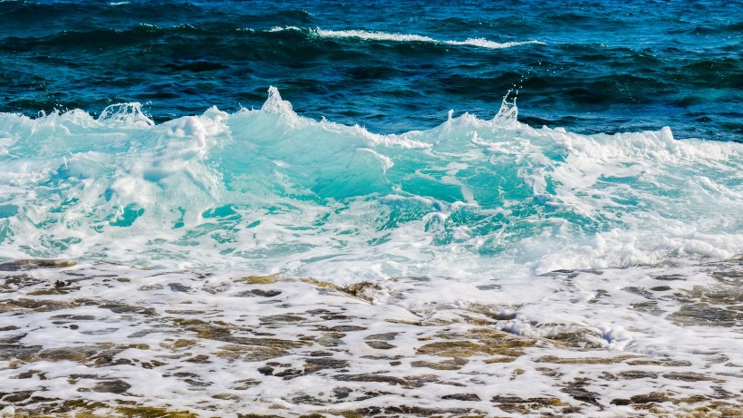 洶涌的海浪風景圖片