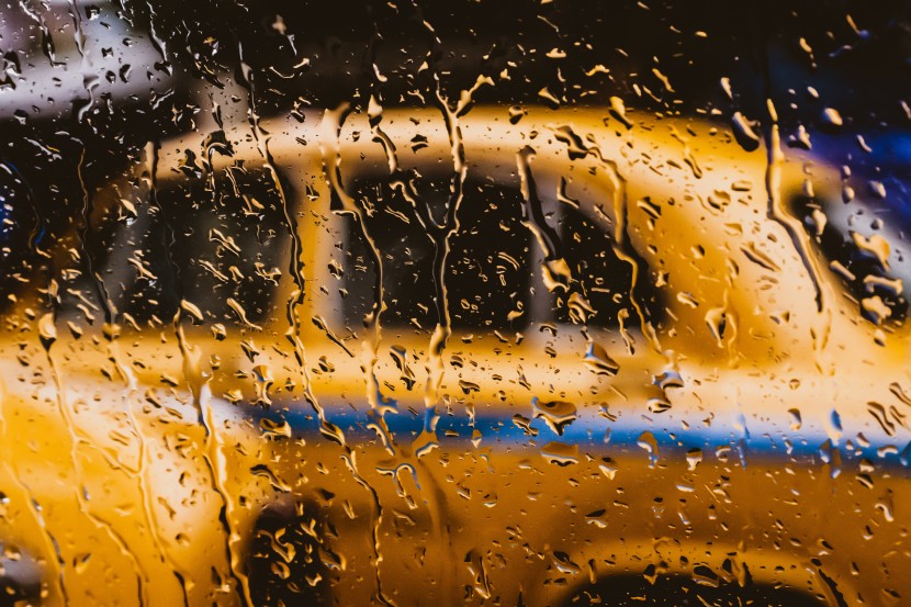 落在玻璃上的雨滴图片